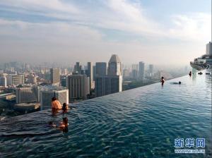 这个室外泳池建在55层高的塔楼顶层
