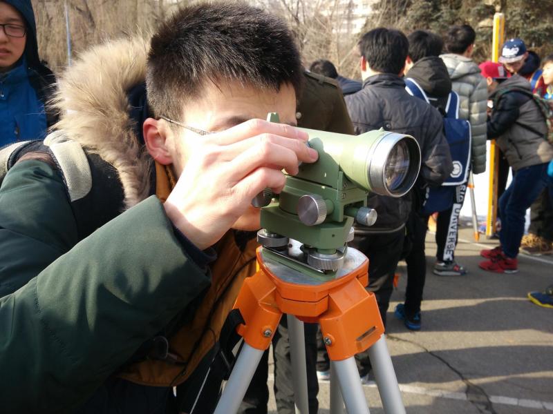 学生进行测量实习