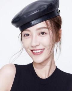 熊悦希,原名熊欣,出生于湖南省怀化市,毕业于星海音乐学院,中国内地女