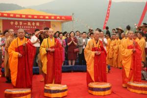 高僧们在为苏州大观音禅寺做法事