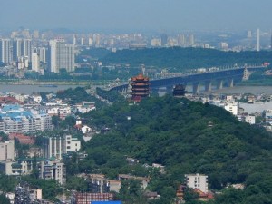 黄鹤楼雄踞蛇山之巅