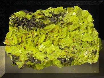 铀矿石是具有放射性的危险矿物
