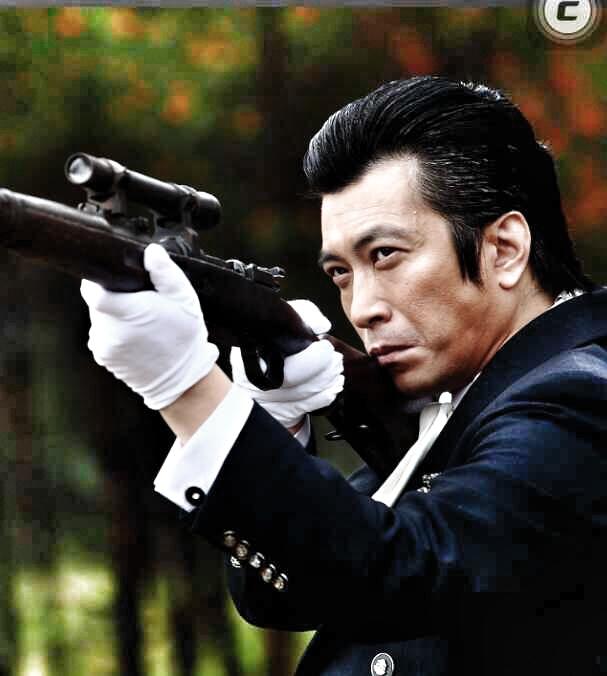 该剧讲述了淞沪会战后的上海公共租界探长华明翰,在