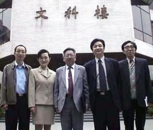 与学生一起留影
