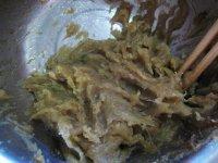 2.用盐五香粉胡椒粉白糖生抽料酒腌几分钟