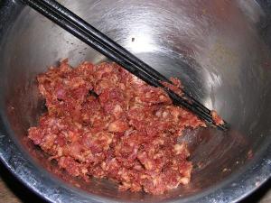 2.肉末中加入生粉，盐，生抽，拌匀