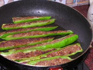 5.煎到肉表面变焦后，翻面，到尖椒皮变软