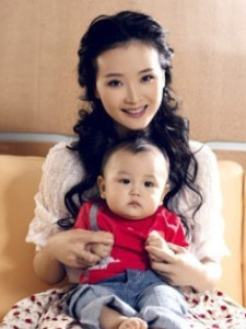 妻子王艳与儿子合照