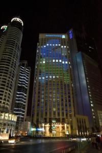 夜间的渣打银行