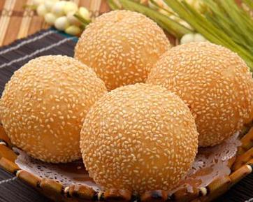 华北地区称麻团,东北地区称麻圆,海南又称珍袋,广西又称油堆,是广东及