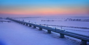 CRH5型动车组穿梭于林海雪原之中
