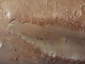 火星奥尔库斯陨坑长约380公里，宽约140公里