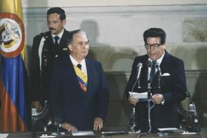 1982年8月7日，贝坦库尔就职哥伦比亚总统