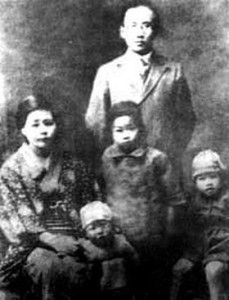 郭沫若与郭安娜和儿女们在一起