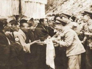 进藏的人民解放军受到西藏群众欢迎