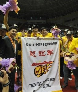 李春江和队员手持总冠军大旗
