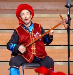 吕家河民歌手在演唱
