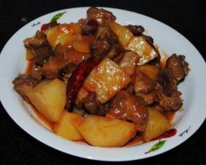 燒土豆羊肉是一道以土豆,羊肉,胡蘿蔔為主料的燒製類菜餚.