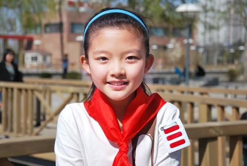 赵小依,原府学小学大队长,现在是北京三帆中学初二(11)班的生活委员.