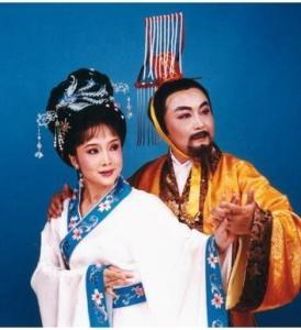 冯咏梅（左）