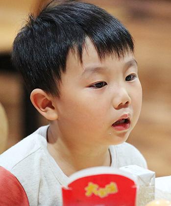 马皓轩备受关注,这个有股执拗劲儿的萌娃被小花老师(宋佳)称为"倔强小