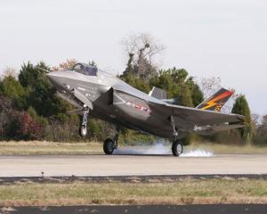 采用F135发动机的F-35战斗机