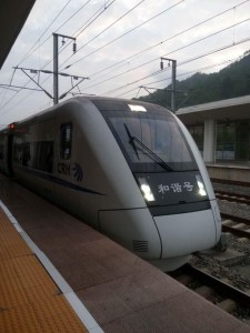 CRH1型电力动车组采用动力分散模式