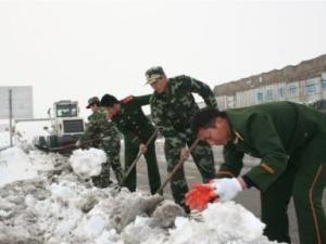 2008年雪灾交通枢纽现场的救援武警