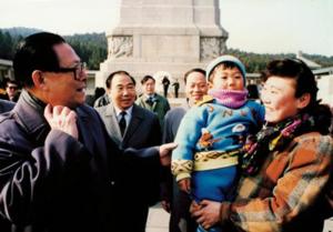 1992年，国家主席江泽民参观淮塔时与徐州市民交谈