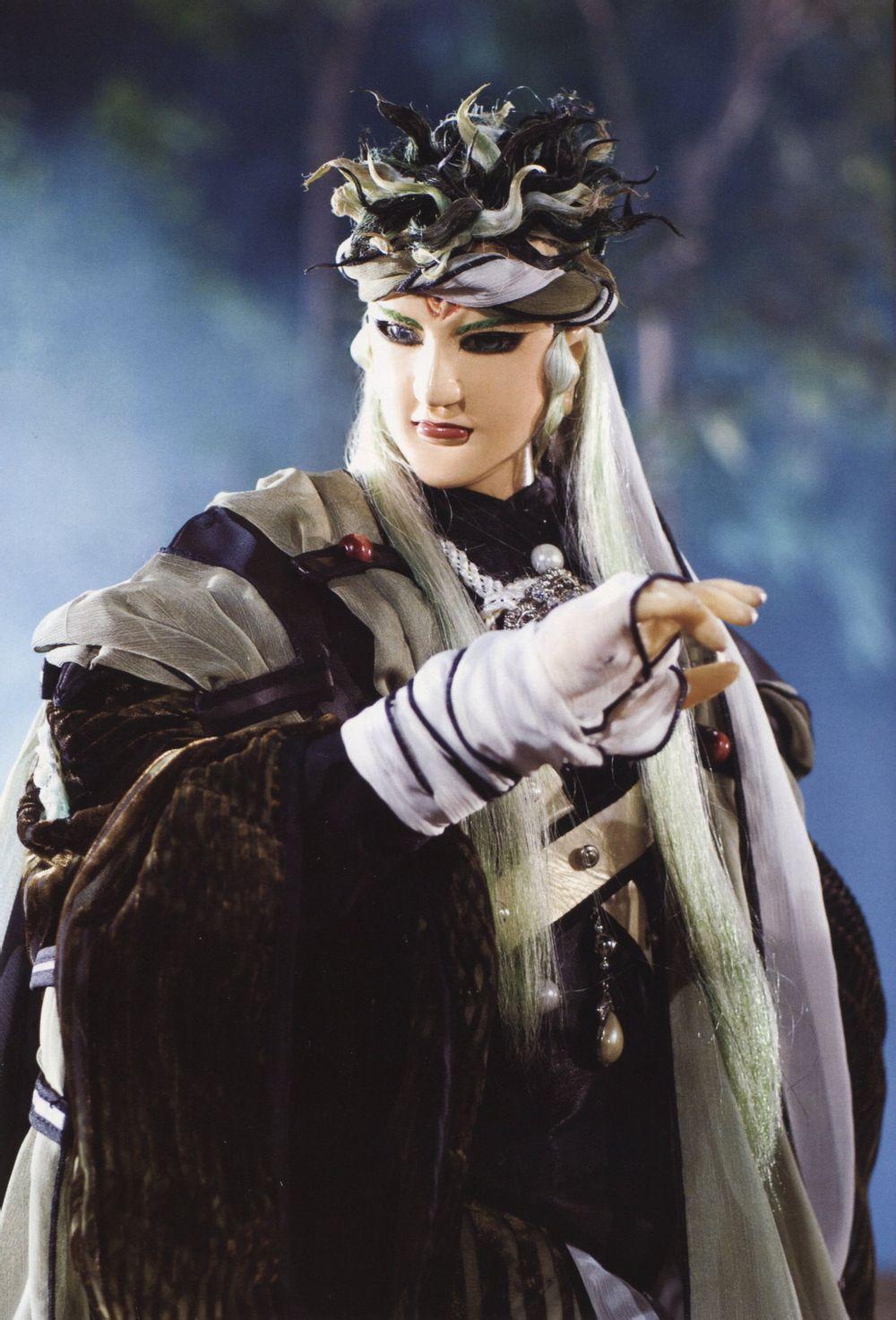 北域两大传奇剑客之一,剑鞘亦为炼邪师所封,守著一口隐藏谜样过去的