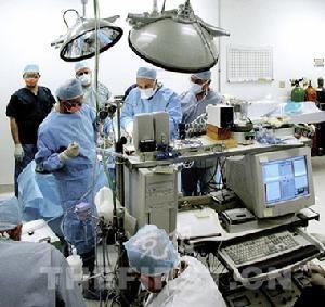 阿尔科工作人员在计算机控制下进行冷冻处理