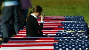 美国战死士兵家属在灵柩前祈祷
