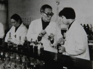 侯光炯院士在工作中（中）