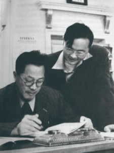 丁大钊（右）与王淦昌在工作中
