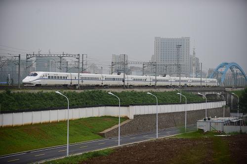 列车驶出合福高速铁路合肥南站