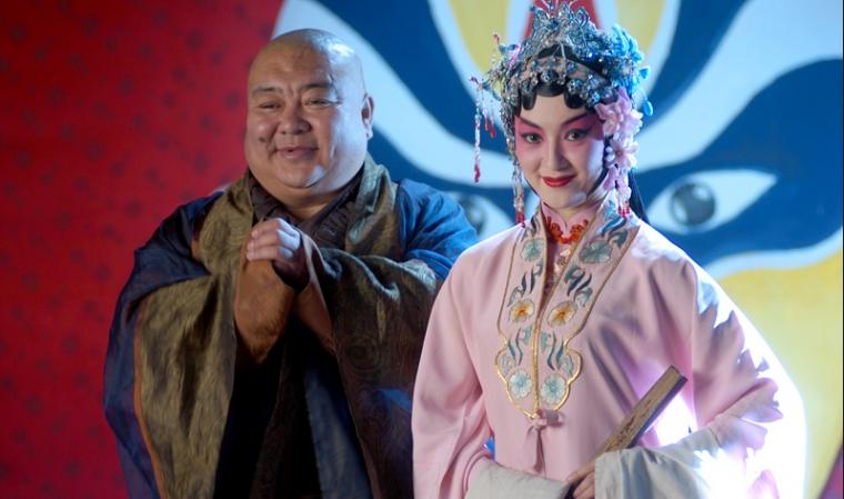 但从这群人身上佩戴的东西王振威看出,他们不像是陈富的手下.