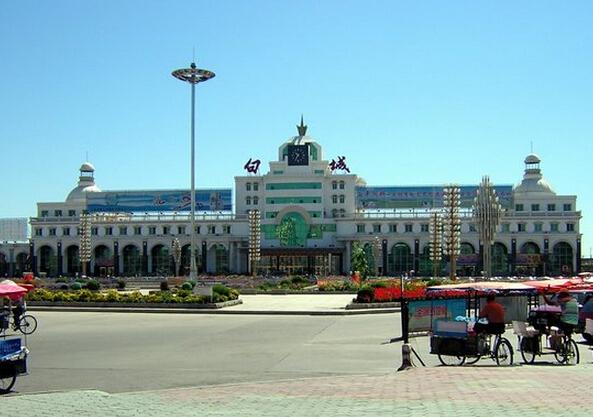 位于吉林省西北部,东南与松原市的前郭尔罗斯蒙古族自治县,乾安县接壤