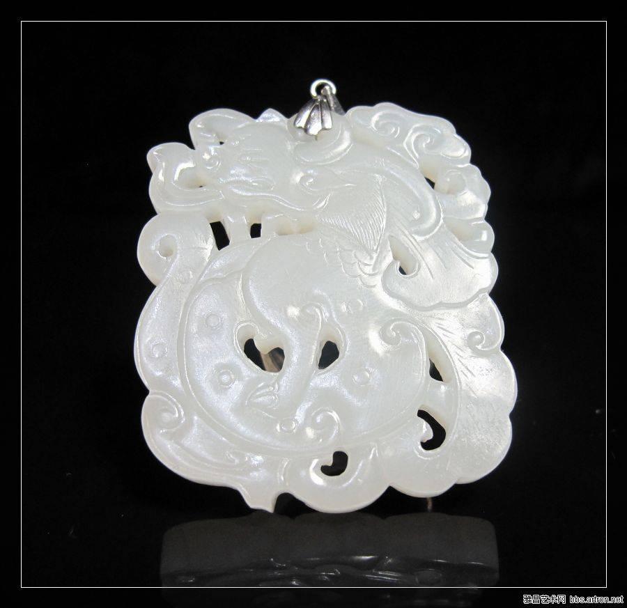 白玉龙形佩