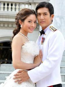 泰莎昂·派索克乔纶(3)2012年4月22日,aff与songkran techanarong订婚