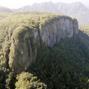 臼井尸体被发现的地方:日本荒船山舻岩。