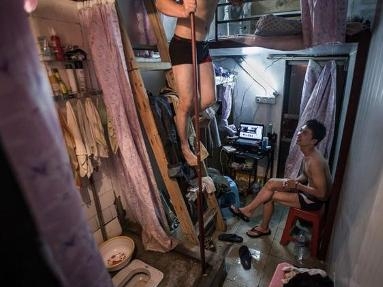 两个单身汉对眼下的蜗居条件感到有趣