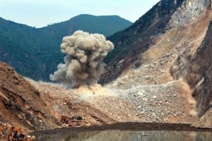 云南堰塞湖爆破