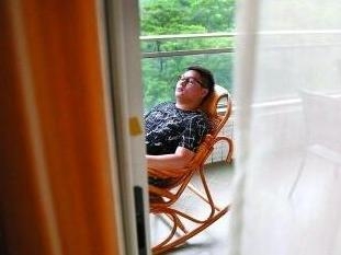 处理完线上的事，李贤良走到阳台休息一会