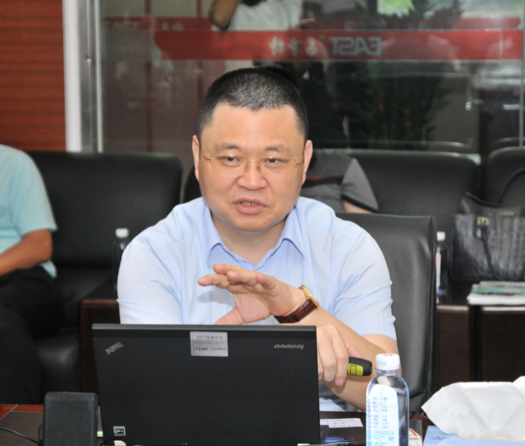 何思模在2016年借用他人证券账户,交易易事特,并利用员工持股计划对