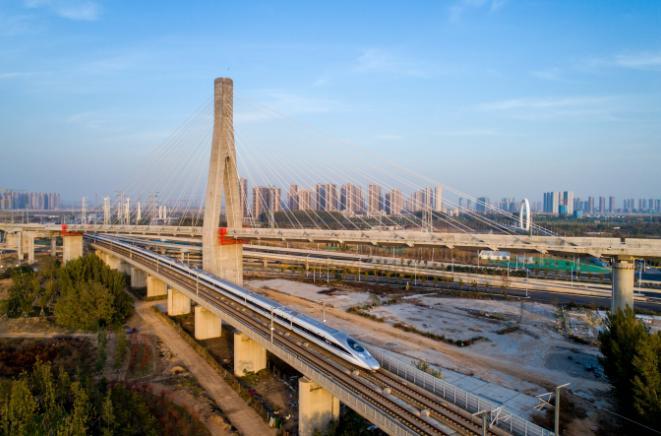 列车行驶在郑渝高速铁路上