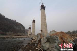 停建的宇松铁路头道松花江特大桥现场