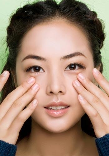 黑眼圈按摩手法