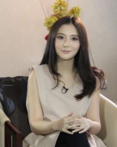 以前也曾经是个演员,演过几部电视剧.1996年经人介绍认识了张涵予.