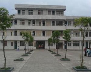 柏树镇华英中学教学楼