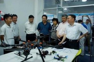 中国工程院院长周济和学院科技团队成员交谈